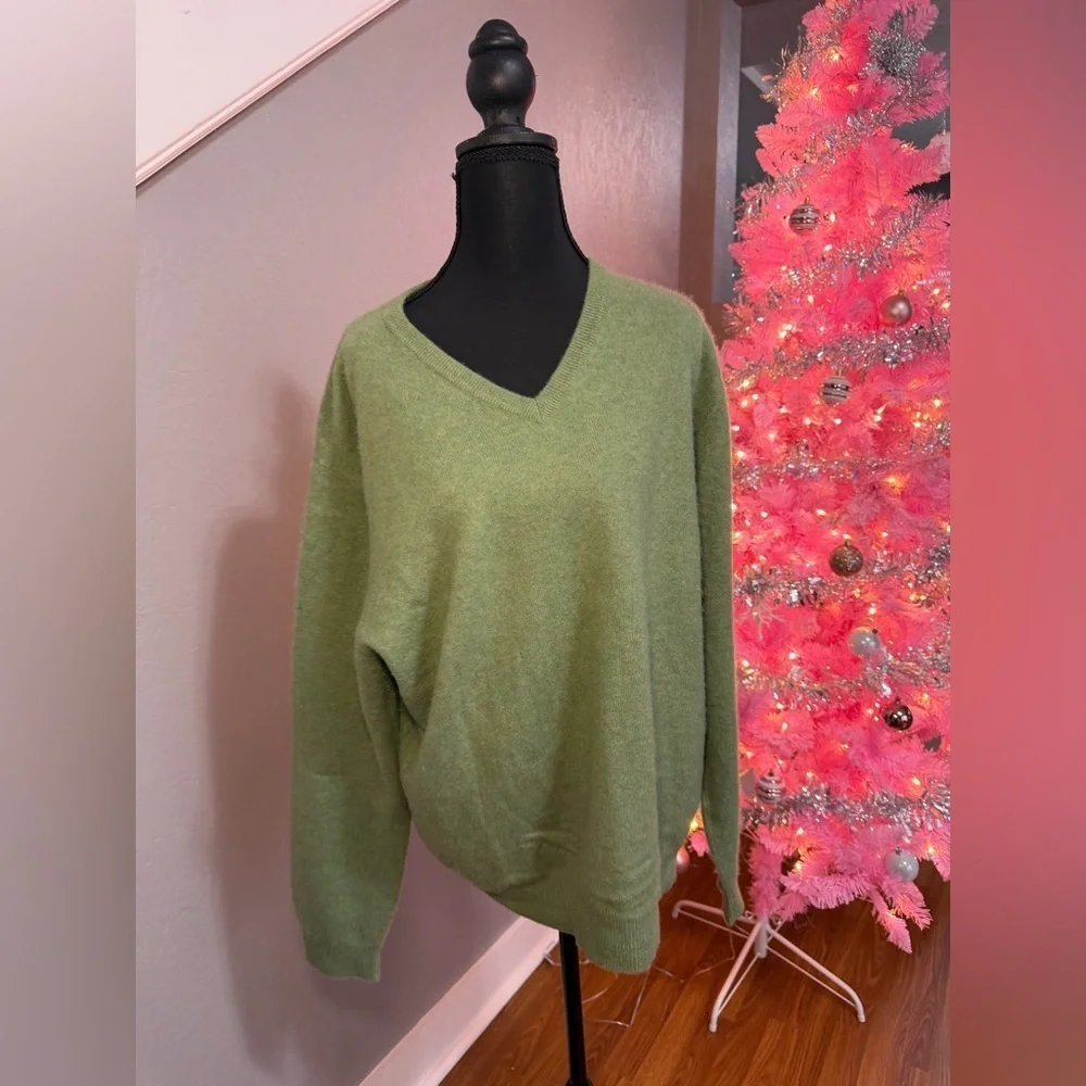 Club Room Estate Cashmere V Neck 2 PLY Pear Green Sweater Size Large.